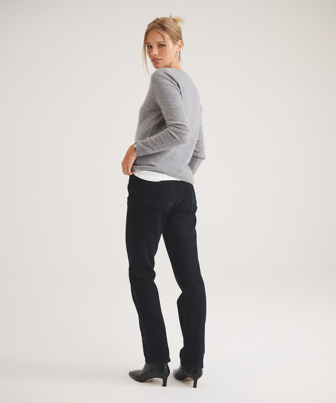 Basic Cashmere V-Neck Sweater 