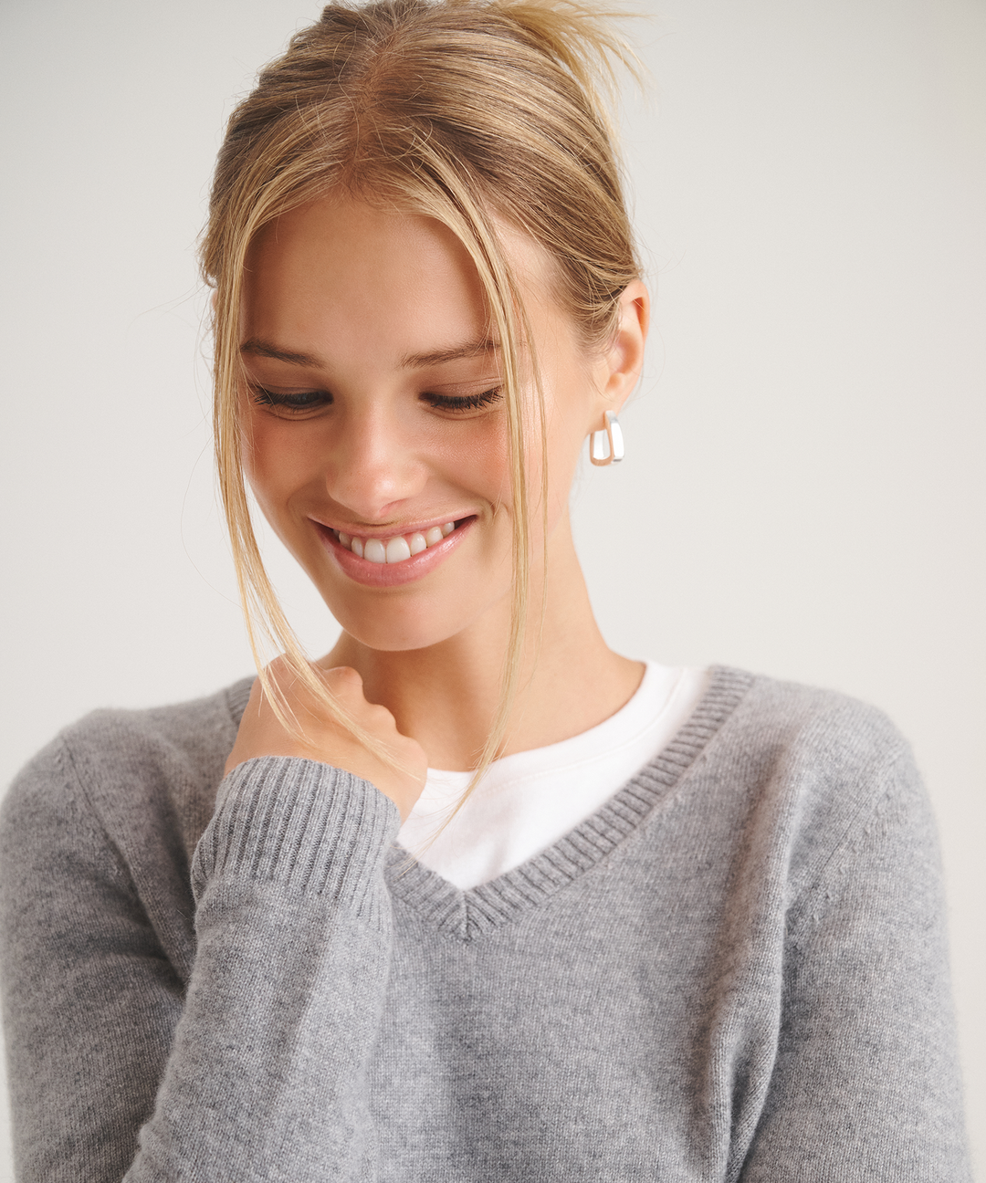 Basic Cashmere V-Neck Sweater 